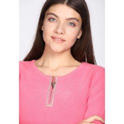 Różowy Sweter Lust. Czerwone swetry damskie Born2be, z okrągłym kołnierzem. Za 89.99 zł.