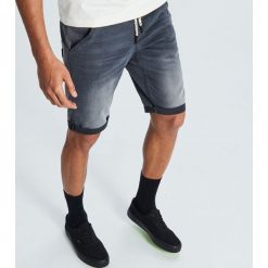 Gładkie szorty - Szary. Szare szorty męskie marki Cropp, bez wzorów. Za 119.99 zł.
