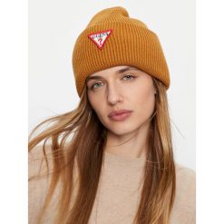 Czapka Guess. Brązowe czapki i kapelusze damskie Guess, na zimę, z aplikacjami. Za 229.99 zł.