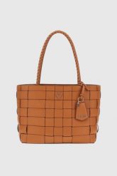 GUESS Brązowa shopperka damska Maylee. Brązowe torebki do ręki damskie Guess, z aplikacjami, ze skóry ekologicznej, bez dodatków. W wyprzedaży za 559.99 zł.