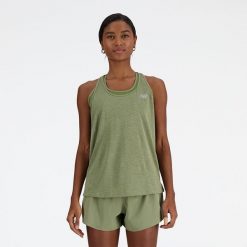 Koszulka damska New Balance WT41250DHO – zielona. Zielone koszulki sportowe damskie New Balance, s, bez wzorów, z materiału, bez kołnierzyka, bez ramiączek, do biegania. Za 69.99 zł.