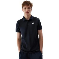Koszulka polo męska 4F 4FWSS26TPTSM0987. Niebieskie koszulki polo męskie 4f, m, bez wzorów, z bawełny, biznesowe, bez ramiączek. Za 99.99 zł.