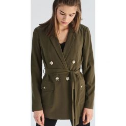 Długa marynarka z wiązaniem - Khaki. Żakiety damskie marki Sinsay. Za 99.99 zł.