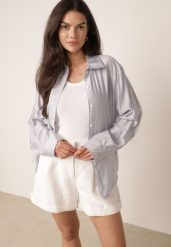 Jasnoniebieska Koszula na Lato z Luźnej Cienkiej Tkaniny z Wiskozą Phoebope. Niebieskie bluzki damskie Born2be, bez wzorów, z jeansu, eleganckie, bez kołnierzyka, bez ramiączek. Za 79.99 zł.