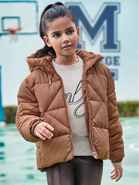 Mayoral Kurtka zimowa 7484 Brązowy Regular Fit. Brązowe buty zimowe dziewczęce Mayoral, bez wzorów, z syntetyku, bez zapięcia. Za 209.99 zł.