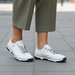 Półbuty damskie Rieker, cholewka skóra naturalna klasyczne sznurowanie i lekka elastyczna podeszwa zapewniają komfort, białe, 55901-80. Białe półbuty damskie Rieker, bez wzorów, z jeansu, eleganckie, bez obcasa, bez zapięcia. Za 349.00 zł.