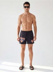 Szorty kąpielowe z nadrukiem NBA New York Knicks - szary. Szare krótkie spodenki sportowe męskie Sinsay, l, bez wzorów. Za 39.99 zł.