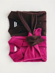 Wełniany sweter z kołnierzykiem - fioletowy. Fioletowe swetry damskie Reserved, l, bez wzorów, z wełny, bez kołnierzyka, bez ramiączek, bez kaptura. Za 199.99 zł.