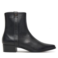 Botki Tommy Hilfiger. Czarne botki damskie Tommy Hilfiger, bez obcasa, na słupku, bez zapięcia. Za 599.99 zł.