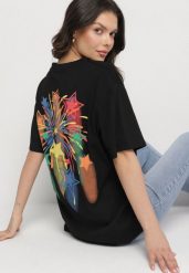 Czarny T-shirt Oversize z Kolorowym Napisem i Gwiazdkami Iloviela. Czarne bluzki damskie Born2be, m, z aplikacjami, z jeansu, eleganckie, bez kołnierzyka. Za 49.99 zł.