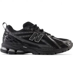New Balance M1906RCH Sneakersy unisex. Czarne trampki i tenisówki chłopięce New Balance, bez wzorów, z syntetyku, eleganckie, bez zapięcia. W wyprzedaży za 552.21 zł.