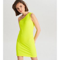 Neonowa sukienka na jedno ramię - Żółty. Sukienki damskie Cropp. W wyprzedaży za 29.99 zł.