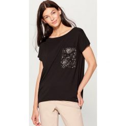Koszulka oversize z kieszonką - Czarny. Bluzki damskie marki Mohito. W wyprzedaży za 19.99 zł.