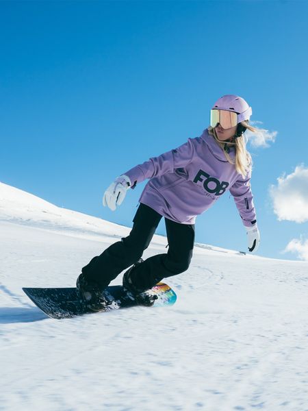 4F Kurtka snowboardowa z softshellu membrana 5000 damska - fioletowa XS. Fioletowe bluzy sportowe damskie 4f, xs, bez wzorów, z materiału, sportowe, bez kołnierzyka, bez ramiączek, bez kaptura. Za 399.99 zł.