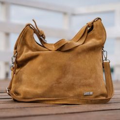 Worek SHE skóra import zamsz camel. Brązowe torebki do ręki damskie SHE, bez wzorów, ze skóry, biznesowe, zamszowe, bez dodatków. Za 299.99 zł.