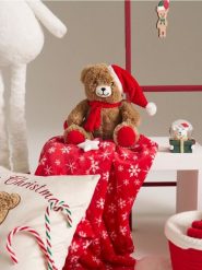 Koc z maskotką z motywem świątecznym - czerwony. Czerwone kocyki dla dzieci Sinsay. Za 49.99 zł.