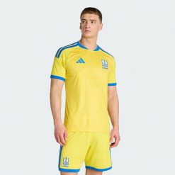 Koszulka podstawowa Ukraina 26. Żółte koszulki sportowe męskie Adidas, bez wzorów, bez kołnierzyka, bez ramiączek, do piłki nożnej, climacool (adidas). Za 439.00 zł.