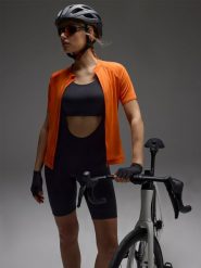4F Legginsy krótkie rowerowe z żelową wkładką i szelkami damskie - czarne L. Czarne legginsy damskie 4f, l, bez wzorów, z dzianiny, sportowe, rowerowe. W wyprzedaży za 229.99 zł.