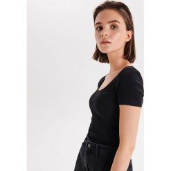 Bluzka w drobne prążki z dekoltem - Czarny. Bluzki damskie Cropp. Za 29.99 zł.