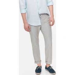 SPODNIE DŁUGIE MĘSKIE Z TKANINY OXFORD O REGULARNYM KROJU. Brązowe eleganckie spodnie męskie marki TOP SECRET, z bawełny. W wyprzedaży za 39.99 zł.