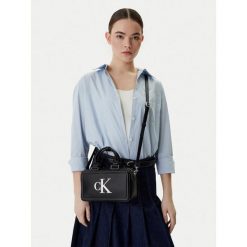 Torebka Calvin Klein. Czarne listonoszki damskie Calvin Klein, bez wzorów, bez dodatków. Za 489.99 zł.