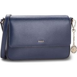 Torebka DKNY - Bryant Md Flap Cbody R82E3467 Navy NVY. Niebieskie listonoszki damskie DKNY, ze skóry. Za 719.00 zł.