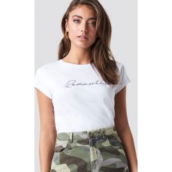 Pamela x NA-KD T-shirt basic Romantic - White. Białe t-shirty damskie Pamela x NA-KD, z nadrukiem, z dżerseju, z okrągłym kołnierzem. Za 80.95 zł.