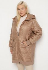 Jasnobrązowa Kurtka z Pikowanymi Przeszyciami i Kapturem Zarimelia. Brązowe kurtki sportowe damskie Born2be, plus size, bez wzorów, z jeansu. Za 169.99 zł.
