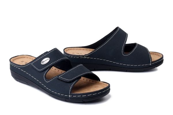 TAMARIS 1-27510-41 805 navy, klapki damskie. Niebieskie klapki damskie Tamaris, bez wzorów, bez obcasa. Za 152.92 zł.