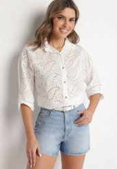 Biała Koszula z Bawełnianej Tkanin z Ażurowym Wzorem Reilianne. Białe bluzki damskie Born2be, m, w ażurowe wzory, z bawełny, eleganckie, bez kołnierzyka, bez ramiączek. Za 109.99 zł.