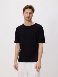 Sweter z krótkim rękawem - czarny. Czarne swetry przez głowę męskie Reserved, l, bez wzorów, z bawełny, bez kołnierzyka. W wyprzedaży za 45.99 zł.