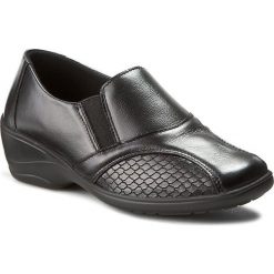 Półbuty COMFORTABEL - 941955 Schwarz 1. Czarne półbuty damskie Comfortabel, bez wzorów, z materiału, bez obcasa, na koturnie, bez zapięcia. W wyprzedaży za 169.00 zł.