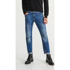 Jeansy z dziurami regular fit - Niebieski. Jeansy męskie marki Giacomo Conti. W wyprzedaży za 69.99 zł.