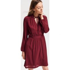 Sukienka z kołnierzykiem - Bordowy. Sukienki damskie marki Reserved. Za 119.99 zł.