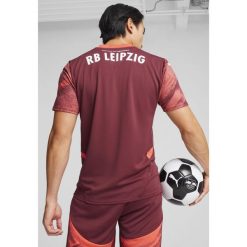 Męska koszulka wyjazdowa RB Leipzig 24/25 PUMA Dark Jasper Active Red. Czerwone koszulki sportowe męskie Puma, m, bez wzorów, bez kołnierzyka, bez ramiączek, do piłki nożnej. W wyprzedaży za 224.00 zł.