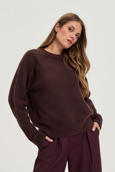 Gładki sweter brązowy. Brązowe swetry damskie MOODO, xl, bez wzorów, z elastanu, bez kołnierzyka, bez ramiączek, bez kaptura. Za 129.99 zł.