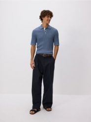 Strukturalny sweter polo - niebieski. Niebieskie swetry przez głowę męskie Reserved, l, bez wzorów, z bawełny, bez kołnierzyka. W wyprzedaży za 79.99 zł.