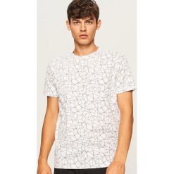 Wzorzysty t-shirt - Biały. T-shirty damskie marki Reserved. Za 39.99 zł.