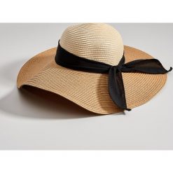 Słomkowy kapelusz z kokardą - Beżowy. Czapki i kapelusze damskie marki Mohito. Za 49.99 zł.