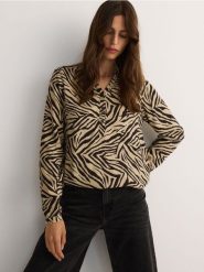 Bluzka w zwierzęcy wzór - oliwkowy. Zielone bluzki damskie Reserved, l, bez wzorów, z wiskozy, bez kołnierzyka, bez ramiączek. W wyprzedaży za 29.99 zł.