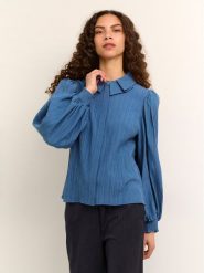Karen by Simonsen Bluzka Frosty 10104236 Niebieski Feminine Fit. Niebieskie bluzki damskie Karen by Simonsen, bez wzorów, z wiskozy, bez kołnierzyka, bez ramiączek. Za 299.99 zł.