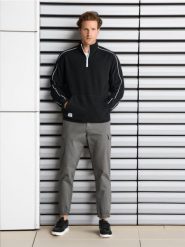Spodnie jogger - szary. Szare spodnie materiałowe męskie Sinsay, m, bez wzorów. W wyprzedaży za 39.99 zł.