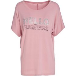 Różowy T-shirt Famously. Czerwone bluzki damskie Born2be, na jesień, xl, bez wzorów, z dzianiny, bez kołnierzyka, bez ramiączek. Za 29.99 zł.