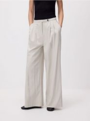 Spodnie z szerokimi nogawkami - jasnoszary. Szare spodnie materiałowe damskie Reserved, l, bez wzorów, z tkaniny. Za 139.99 zł.
