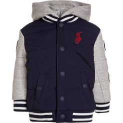 Polo Ralph Lauren VARSITY OUTERWEAR Kurtka zimowa french navy. Kurtki i płaszcze dla chłopców marki Polo Ralph Lauren. W wyprzedaży za 456.75 zł.