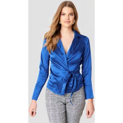 Boohoo Kopertowa koszula - Blue. Niebieskie koszule damskie Boohoo, z poliesteru, z kopertowym dekoltem. W wyprzedaży za 30.29 zł.