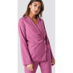 NA-KD Classic Kopertowa marynarka z rękawem z rozcięciem - Pink. Żakiety damskie marki NA-KD Classic. W wyprzedaży za 64.78 zł.