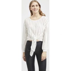 Sweter "Piline" w kolorze białym. Swetry damskie marki Pieces, Vila. W wyprzedaży za 92.95 zł.