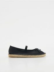 Espadryle z kokardą - czarny. Czarne espadryle damskie Reserved. W wyprzedaży za 65.99 zł.