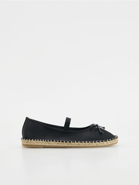 Espadryle z kokardą - czarny. Czarne espadryle damskie Reserved, bez wzorów, bez obcasa, bez zapięcia. W wyprzedaży za 32.99 zł.